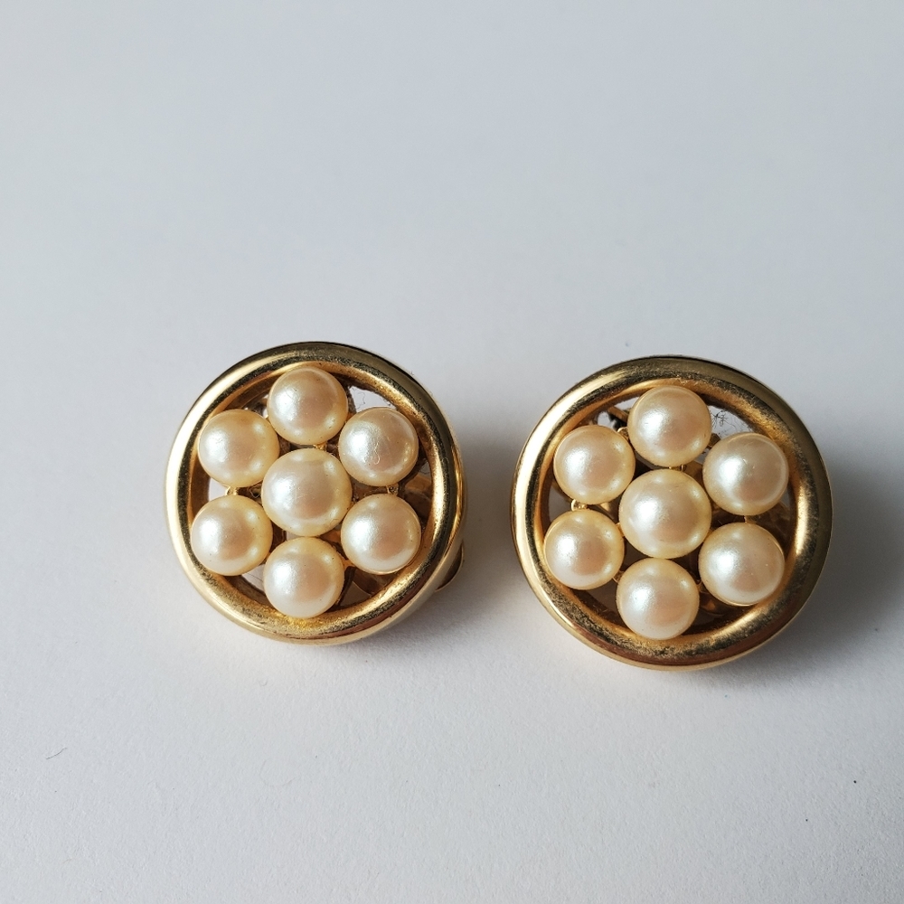 Vintage round faux pearl and gold tone clip on earrings - Picture 2 of 6